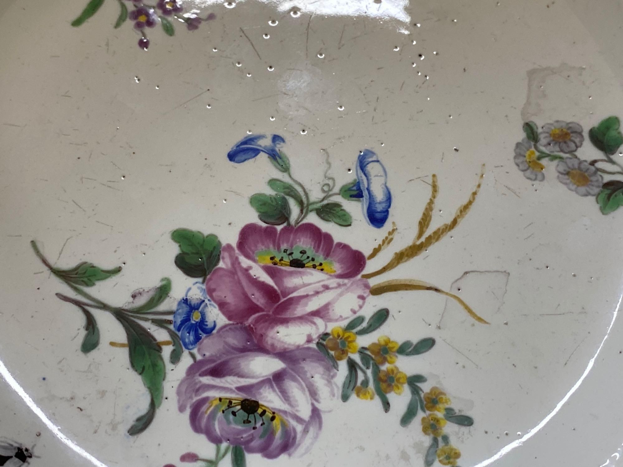 A Chantilly dessert dish, enamel painted with scattered flowers, with wicker border, 23cm